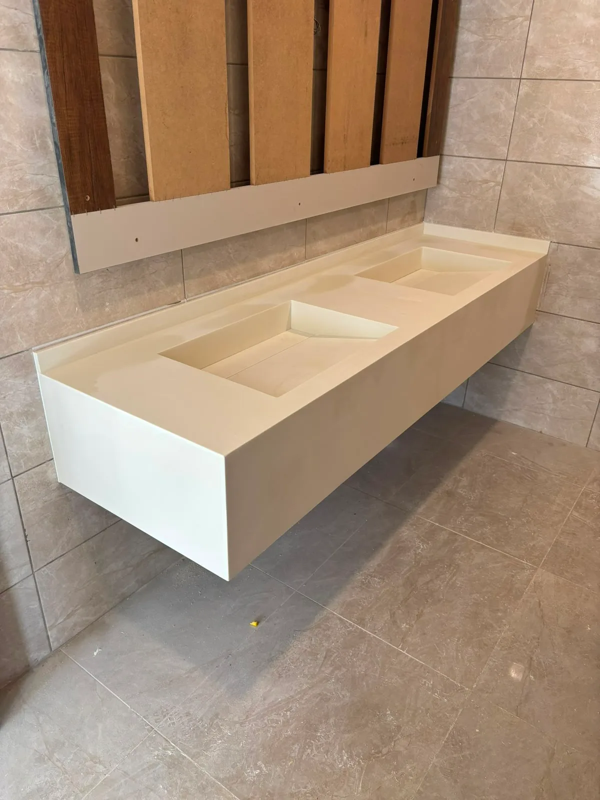 Duvara asma akrilik banyo tezgahı ve tezgahla tek parça lavabo