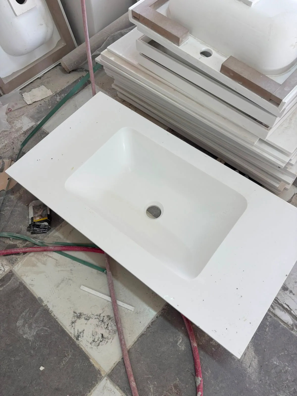 Atölyede üretilmiş tezgahla tek parça akrilik lavabo