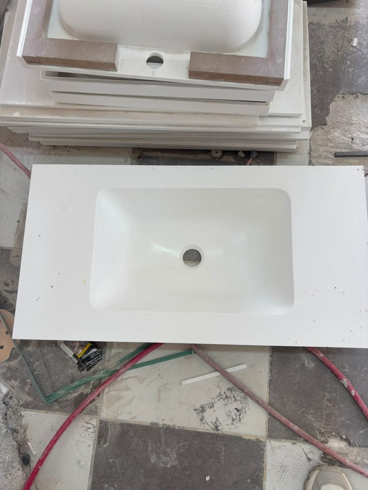 Atölyede kalıptan çıkmış entegre akrilik lavabo plakası