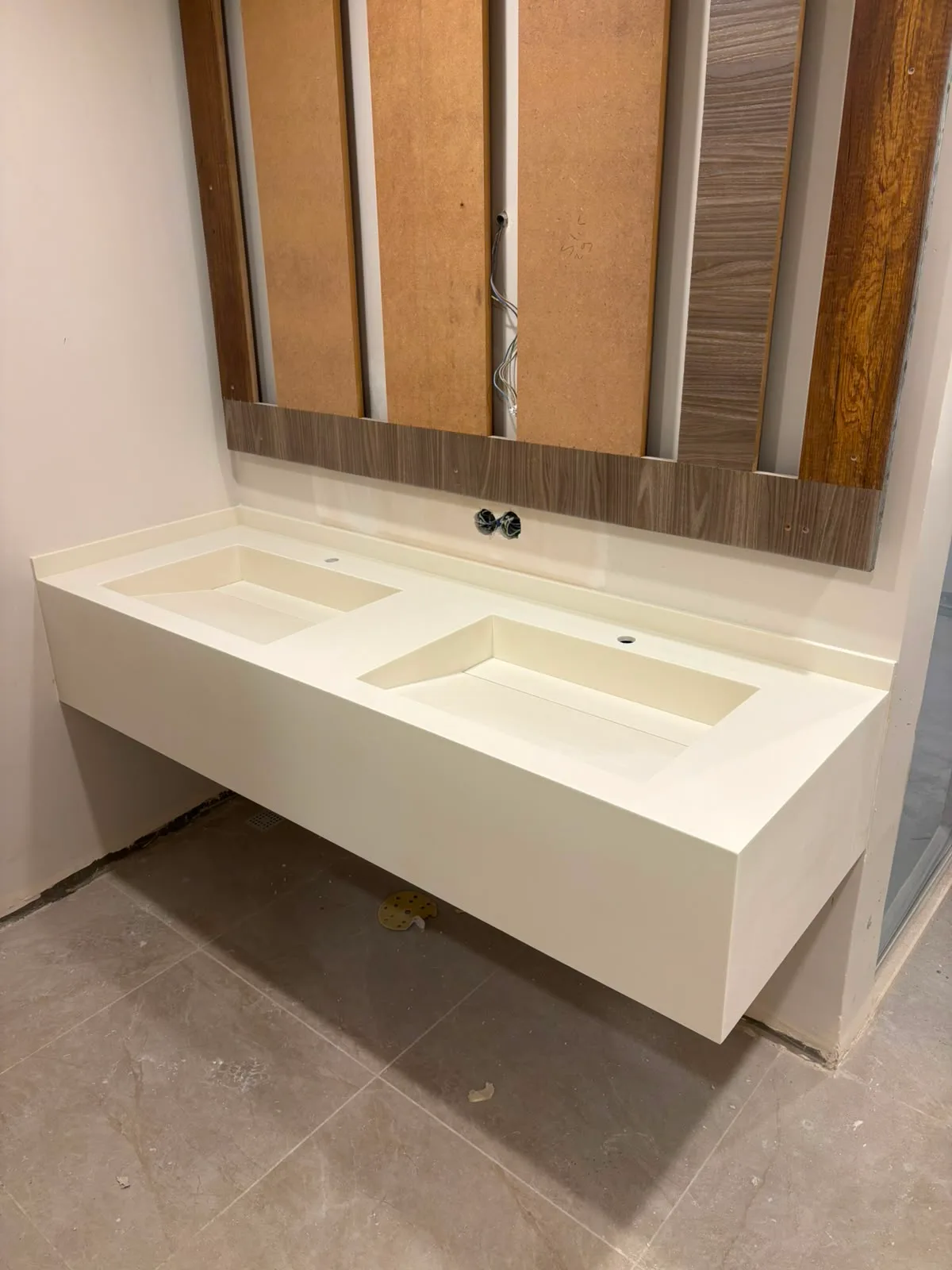 Çift lavabolu asma akrilik banyo tezgahı uygulaması