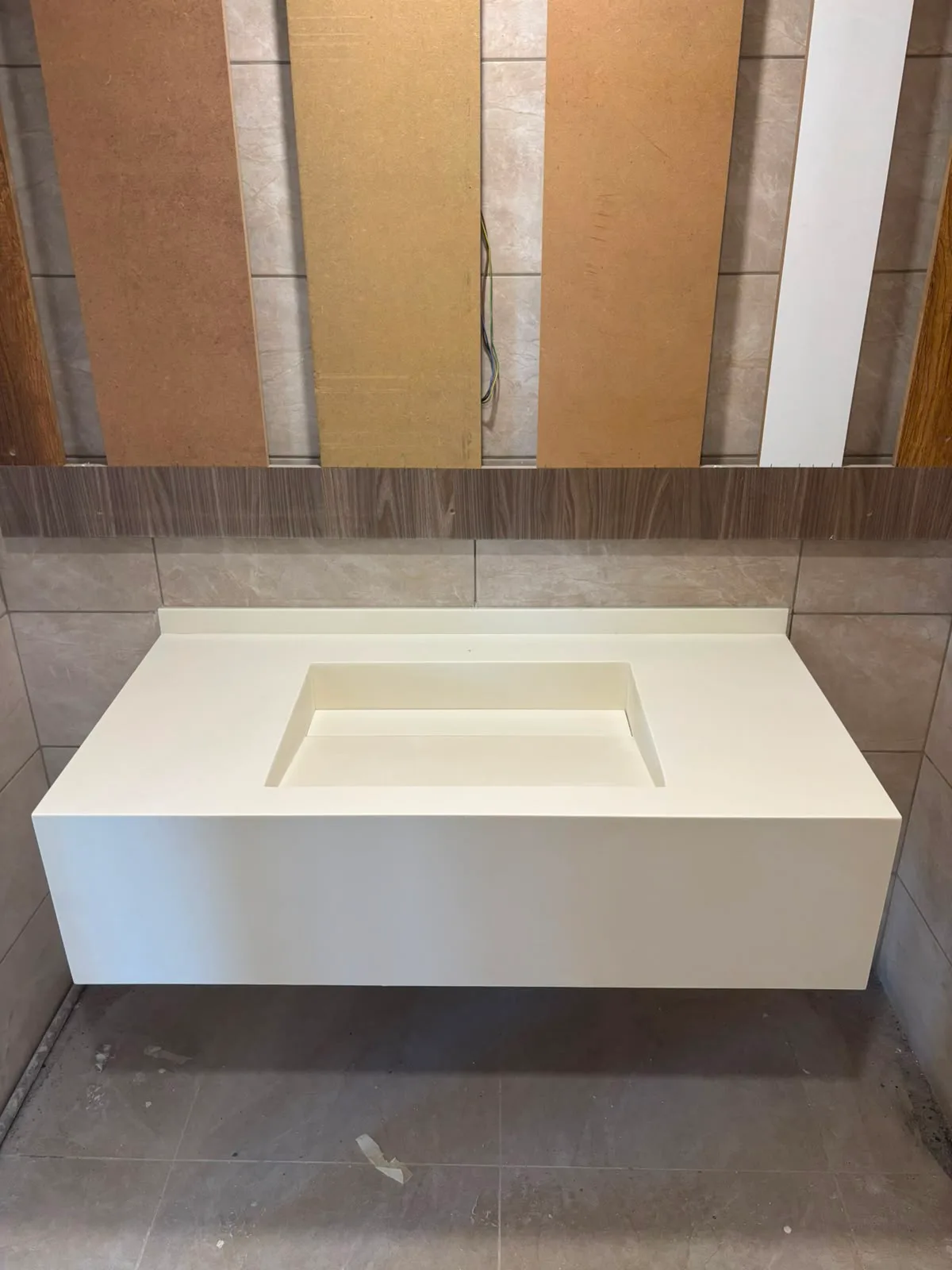 Entegre lavabolu asma akrilik banyo tezgahı