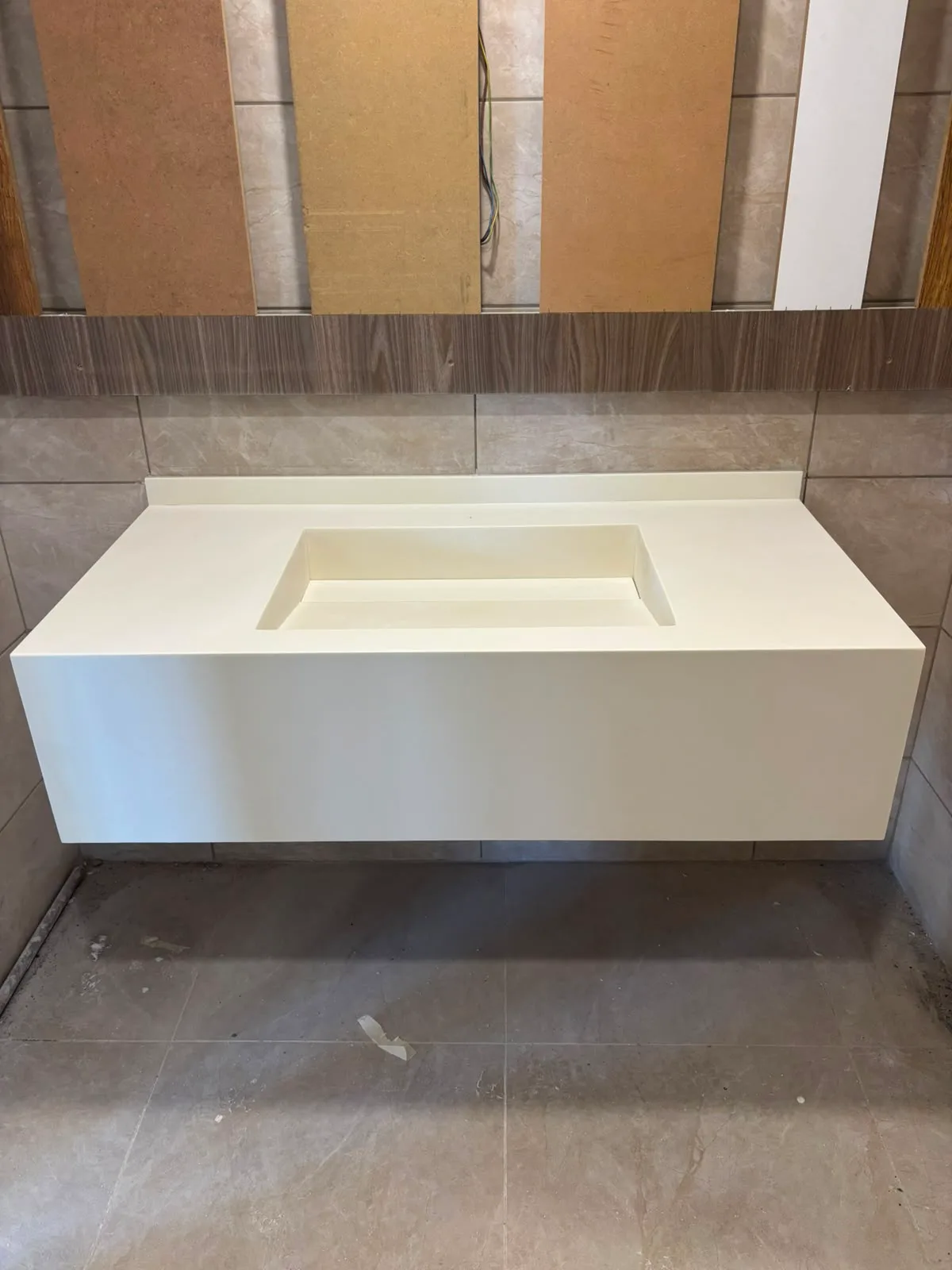 Geniş asma akrilik banyo tezgahı ve entegre lavabo