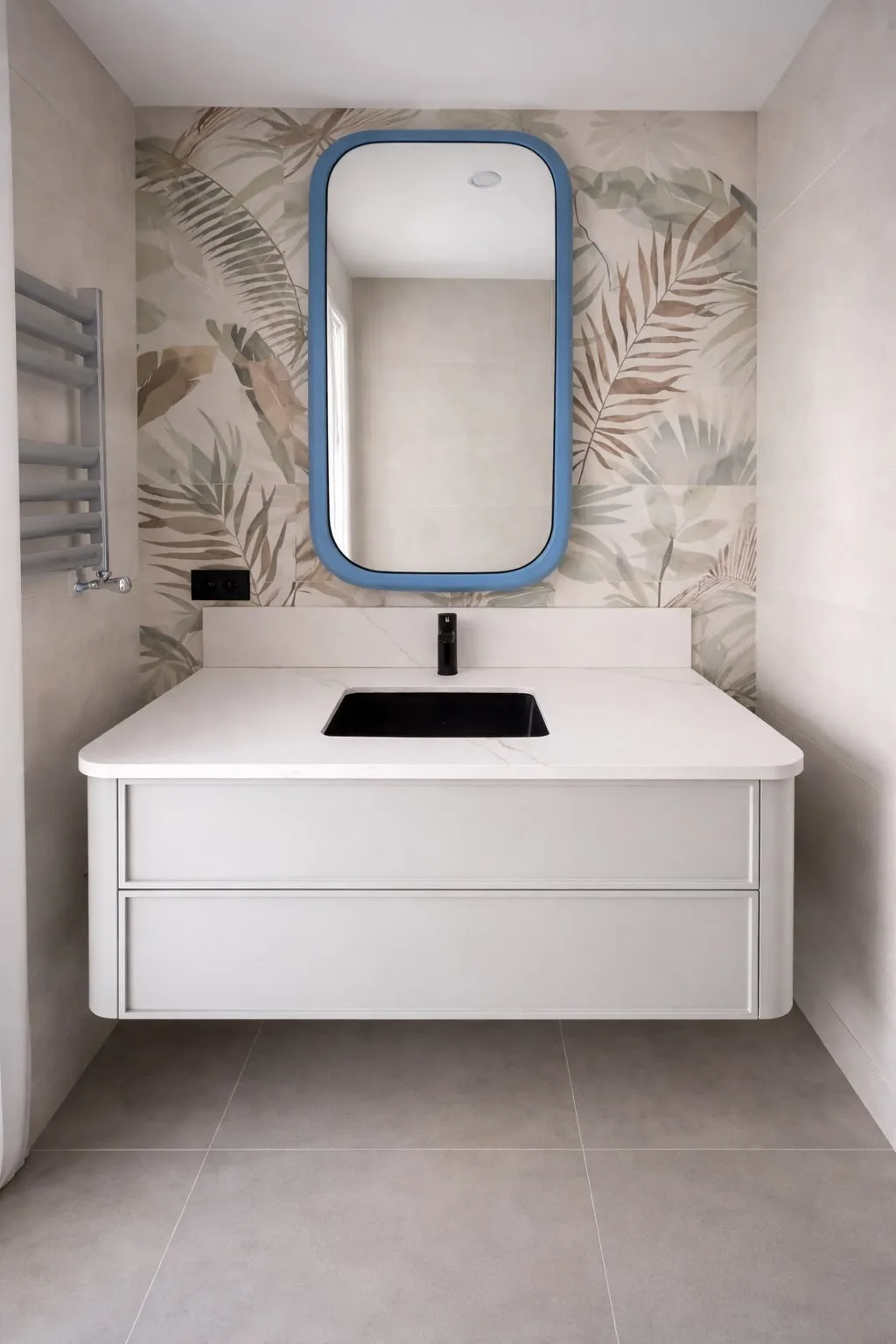 Mavi çerçeve aynalı banyo dolabı ve akrilik tezgahlı lavabo ünitesi