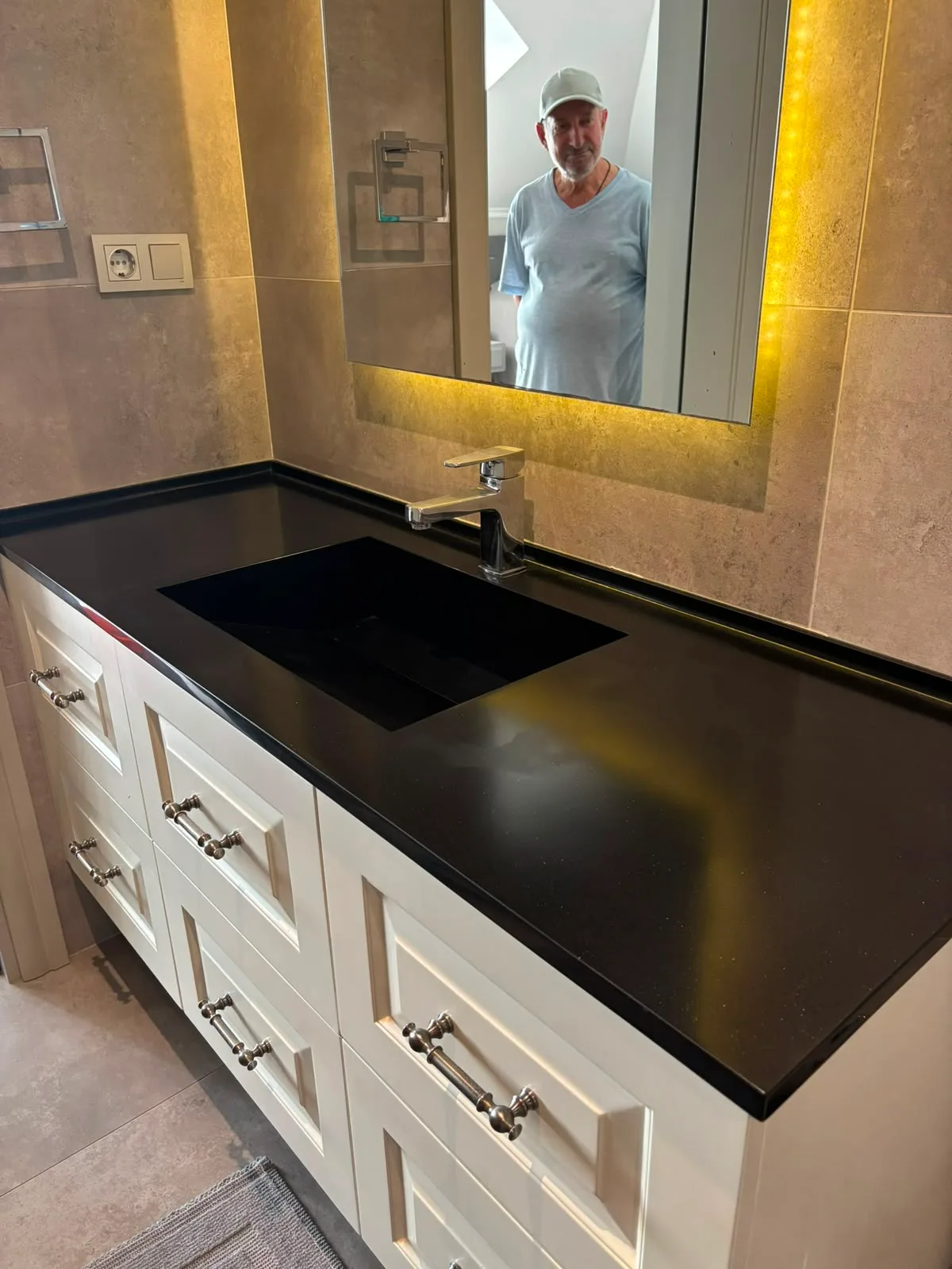 Siyah akrilik banyo tezgahı ve entegre lavabo uygulaması