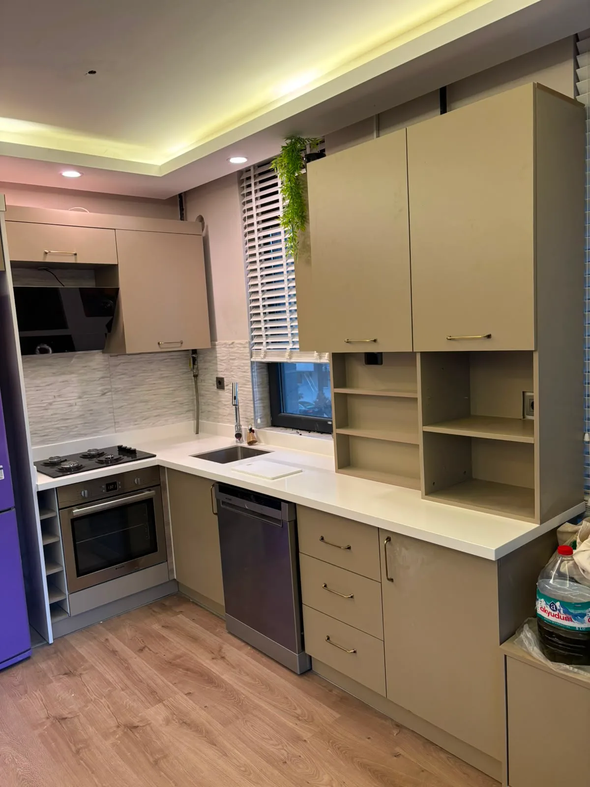 Montajı tamamlanmış mutfakta akrilik tezgah ve tezgah arası panel